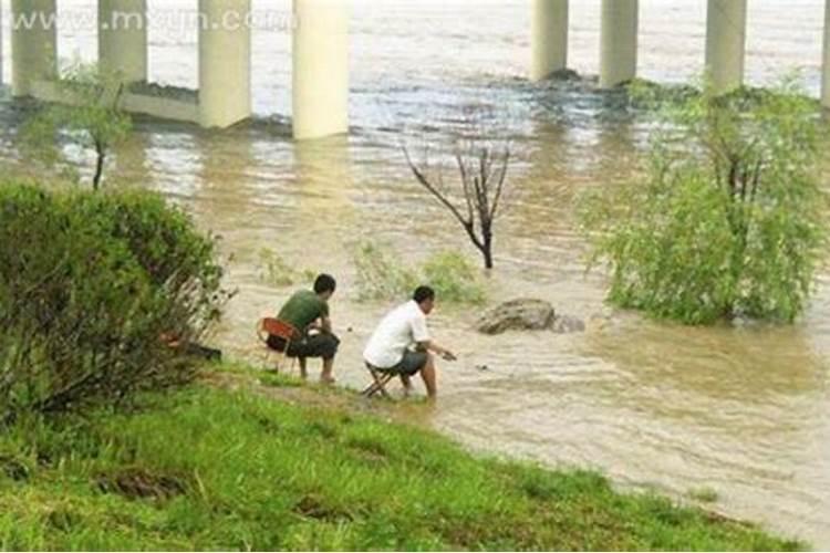 梦见河里突然涨水了是浑水