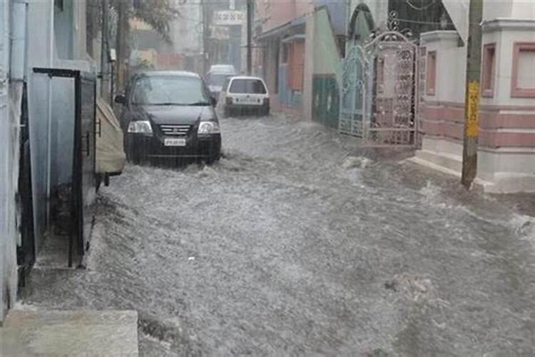 梦见下雨大水突然涨上来又下去了