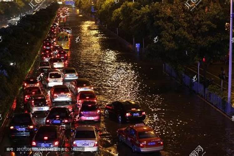 孕妇梦见大雨水