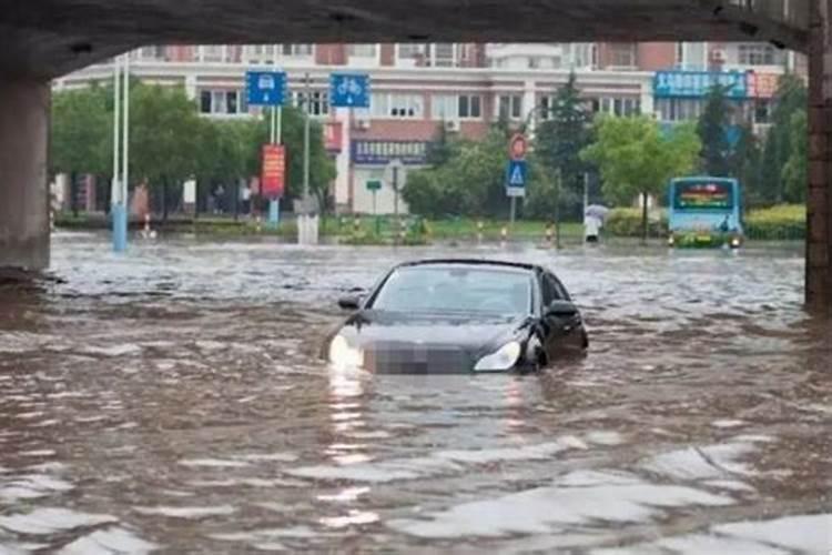 梦到车在水里熄火了