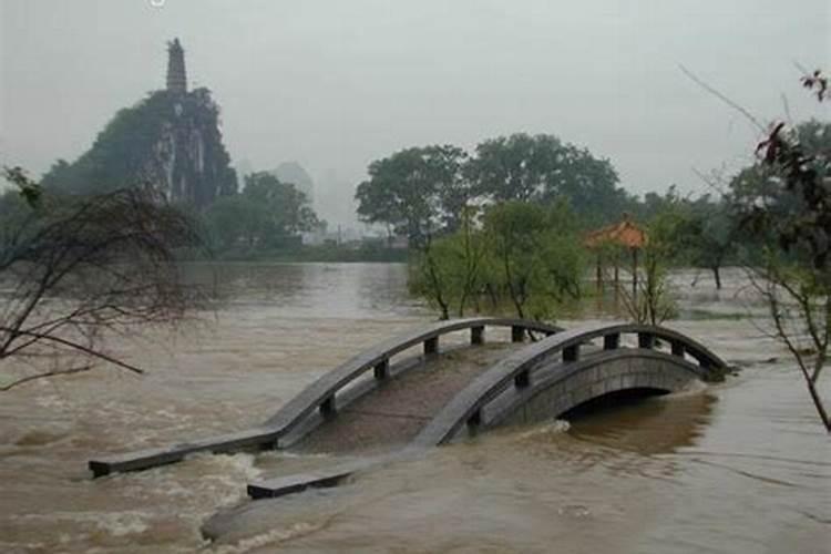 梦到河水满了,大水淹没了路