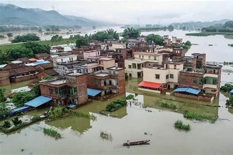 梦见发洪水了都被困住了什么预兆