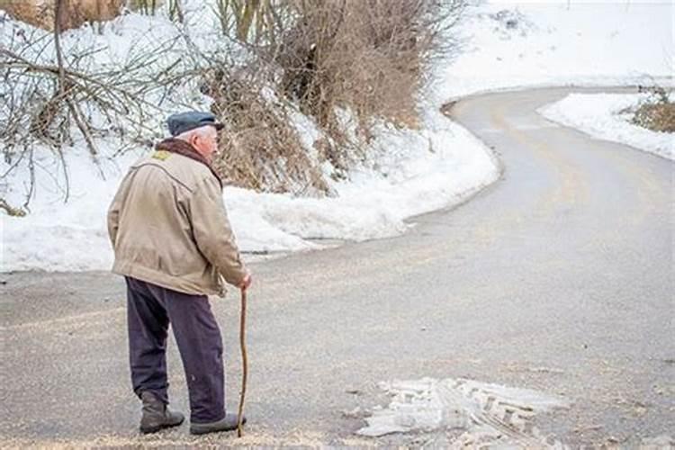 梦见过世了的外公摔跤了二成把他扶了起来怎样解梦∩