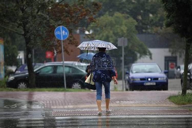 女人梦见自己冒雨前行身边有异性撑伞