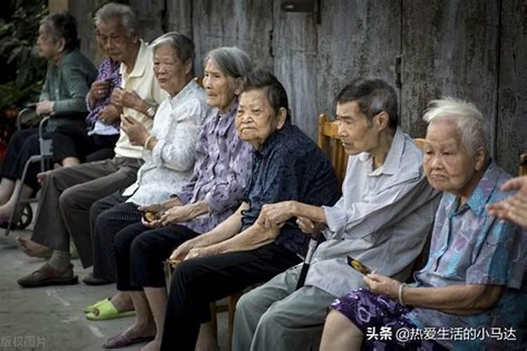 梦到好多老人在我家什么意思