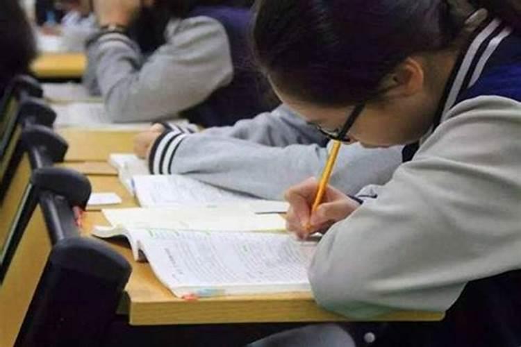 梦到重回初中学校上学成绩很好