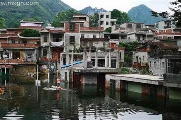 梦见洪水冲走人和车,房屋破坏