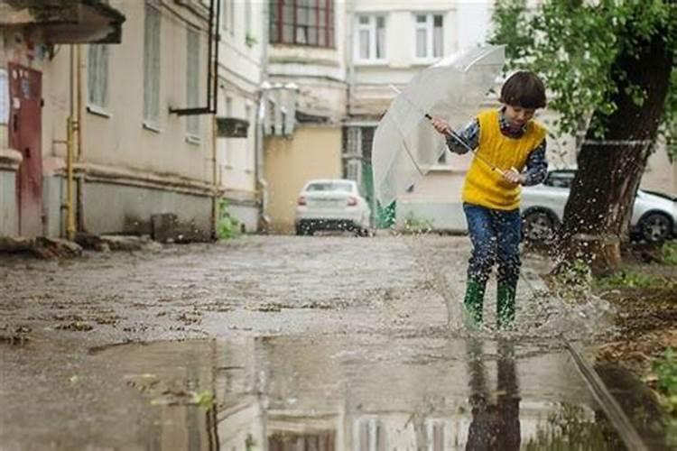 梦到在下雨天走路