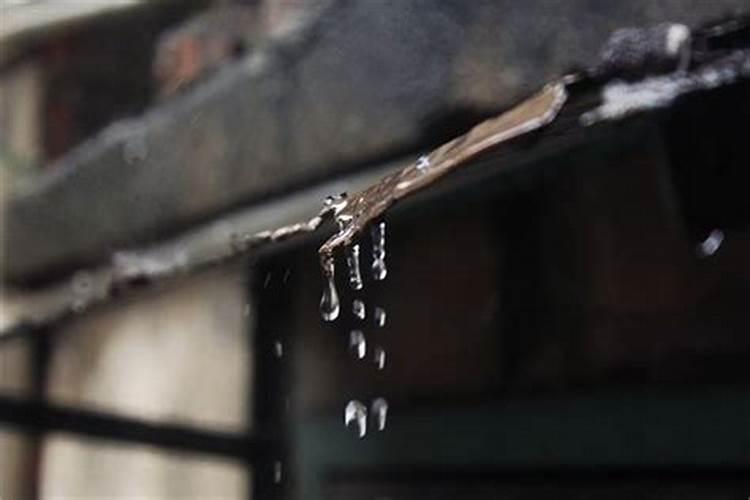 梦见下雨房屋漏了是怎么回事