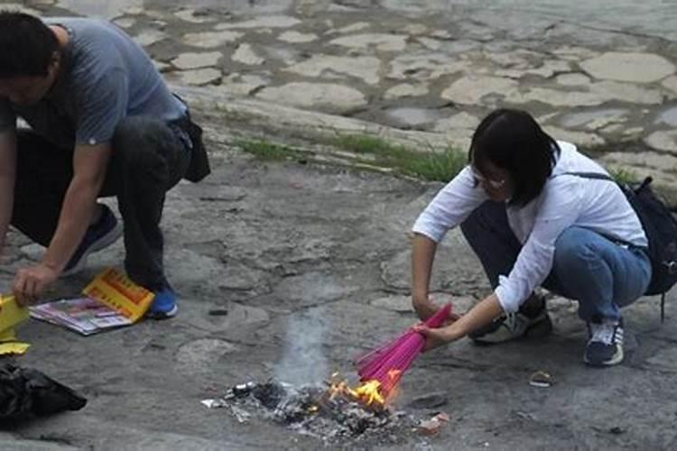 梦到鬼节很多人在烧纸祭拜