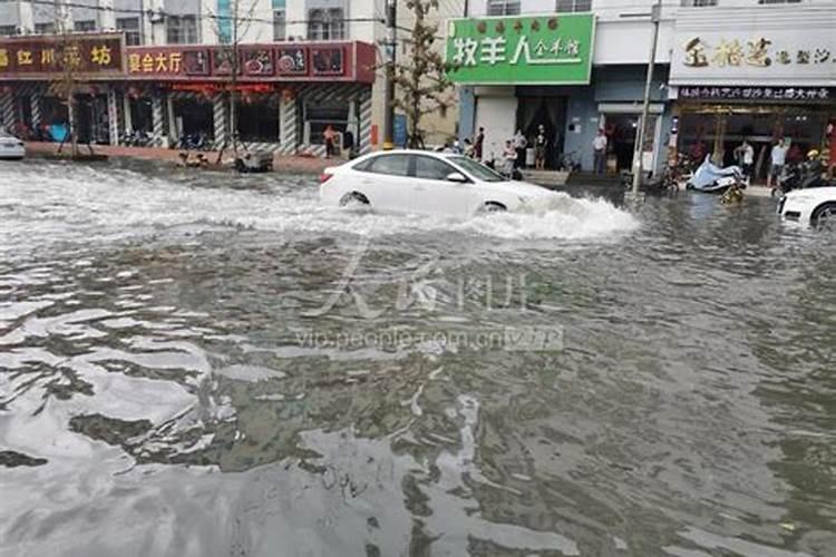 梦到大雨下的路上积水很深