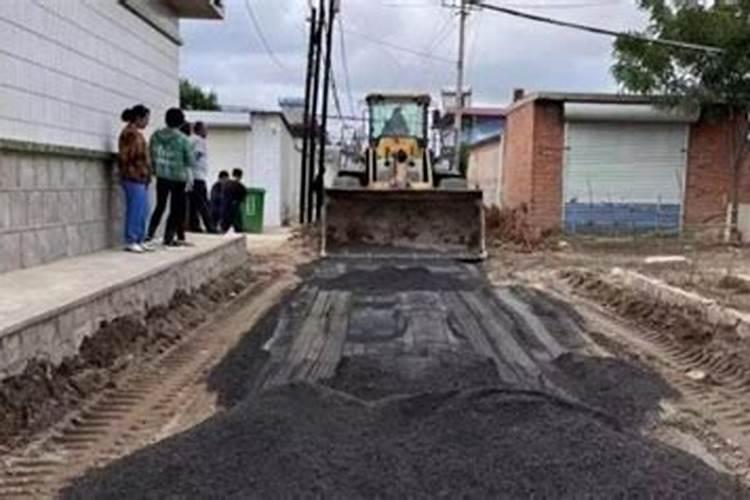 梦见路有坑不好走正在修