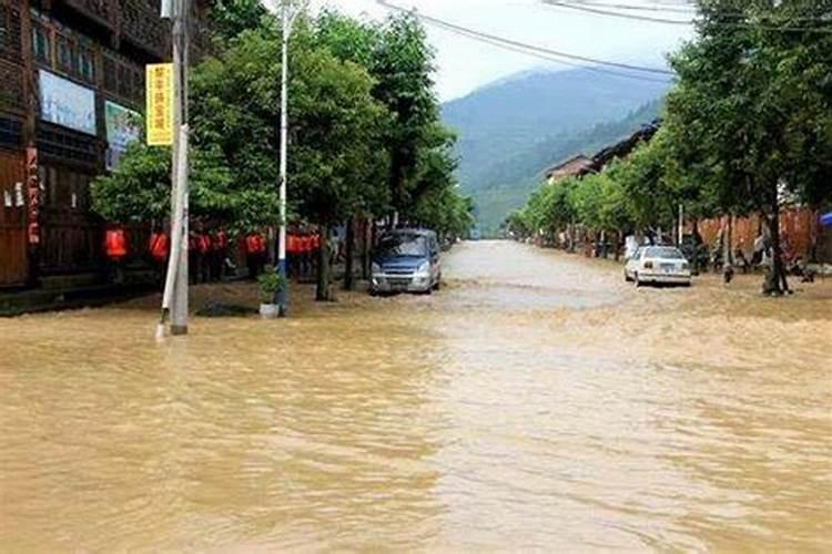 梦见洪水奔流而下又下雨