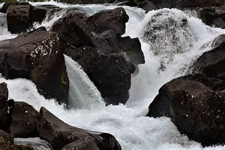 梦见洪水往山上涌,我往山上逃生成功