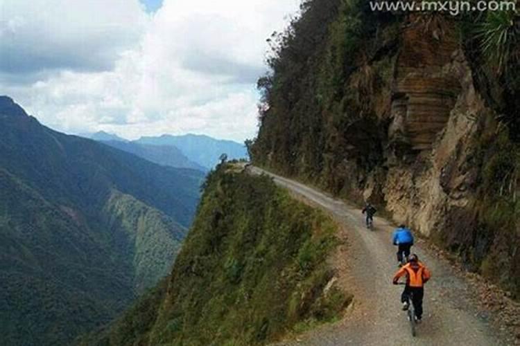 梦见老公背自己走山路