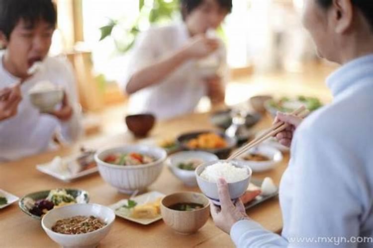 梦见和家人在一起吃饭没我的饭