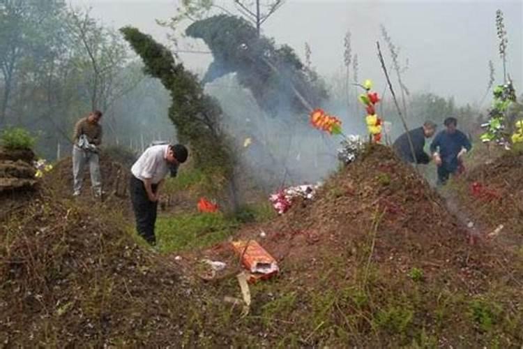 梦见坟地正在埋死人好不好