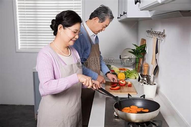 梦见很多老人老房子里做饭!每间房子做饭