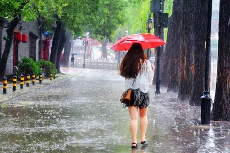 梦见吃饭下雨是什么征兆