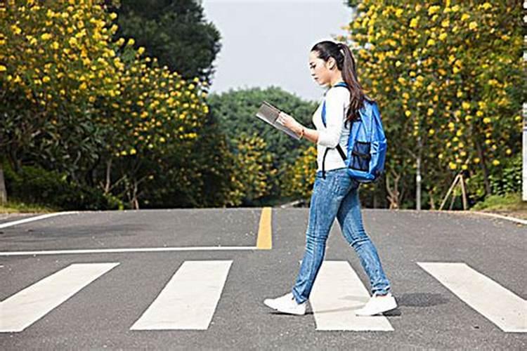 梦见好多学生在马路上走