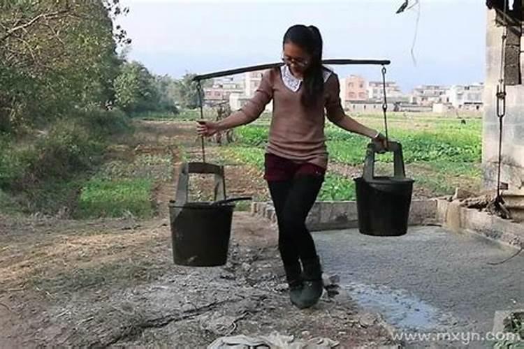 做梦梦到亲人墓地喷粪水什么意思