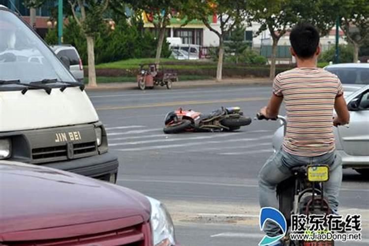 梦到自己骑摩托车带人出车祸