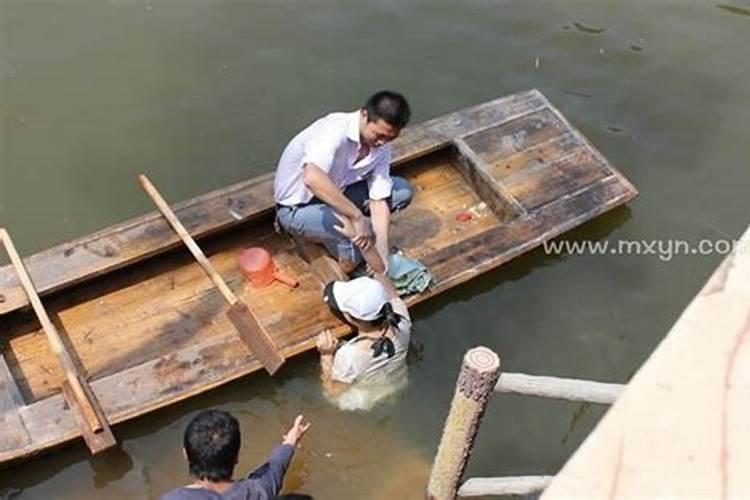 梦见女人主动投怀然后落水