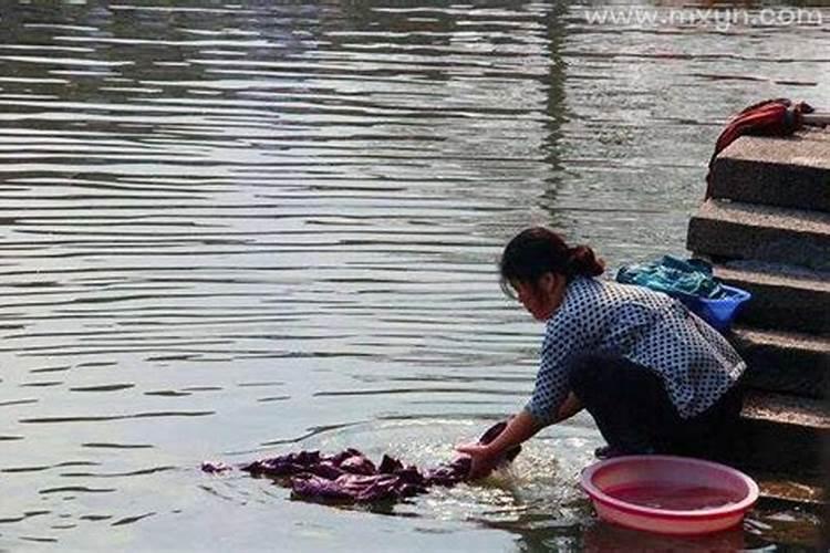 梦见在大便水里洗衣服手抓屎