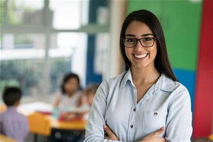 梦见漂亮的女数学老师和同学