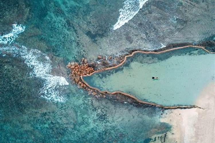 梦见大海水清澈见底平静