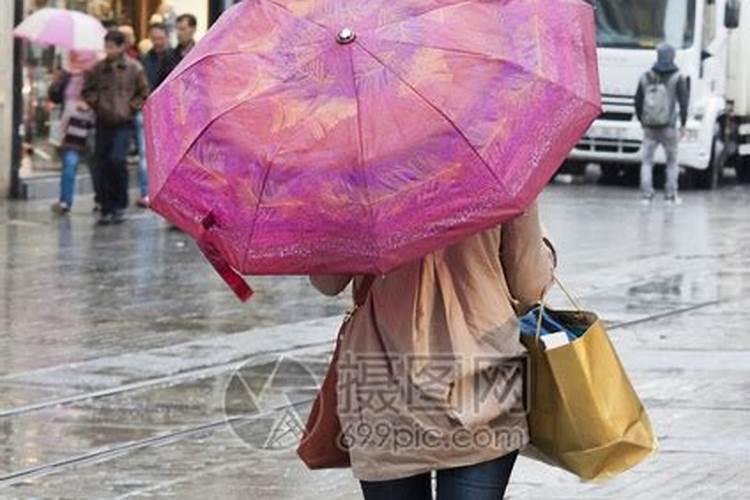 女人梦见自己冒雨前行找不到路