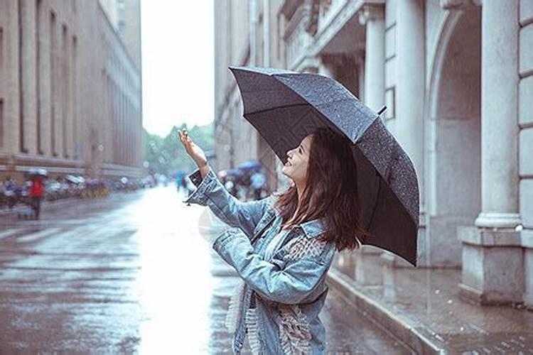 女人梦见自己冒雨前行身边有异性撑伞