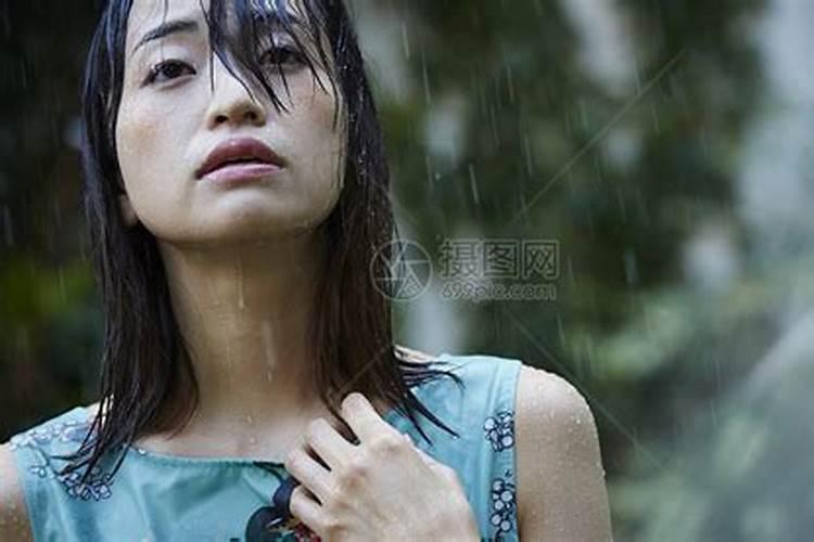 女人梦见自己冒雨前行被雨淋湿