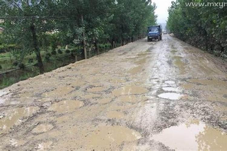 梦见雨中行走泥泞路