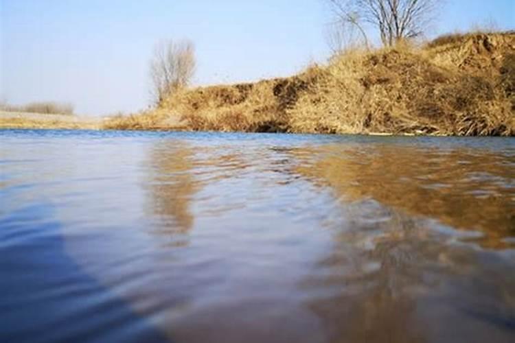 梦见大河水很大很宽挡住去路