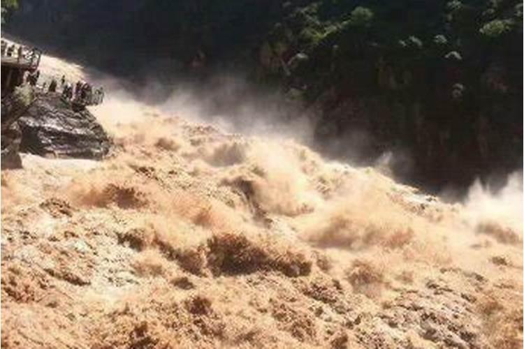 梦见洪水往山上涌,我往山上逃生成功