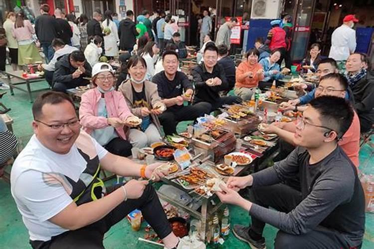 梦见好多熟人在吃烧烤