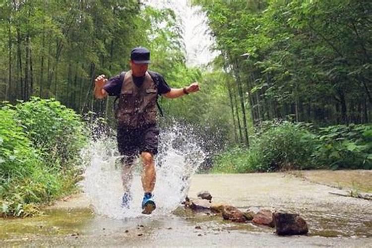 梦到走路遇到满路大水