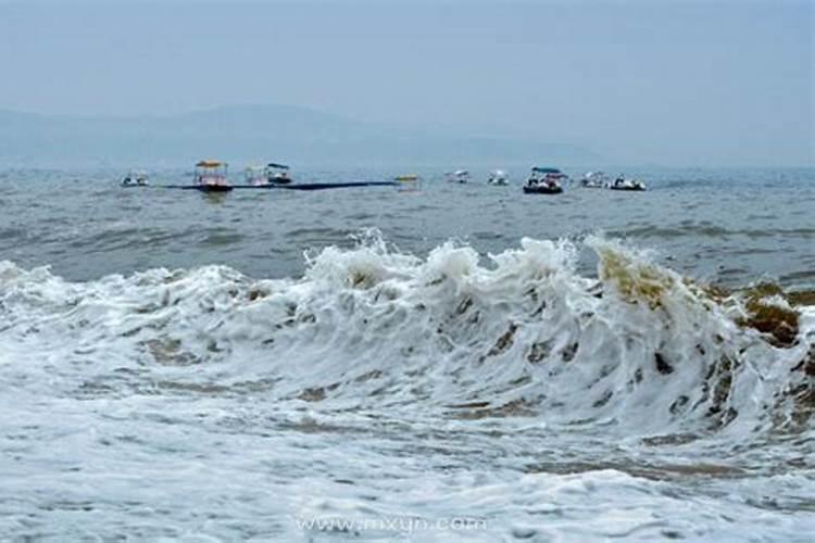 梦见湖水高涨