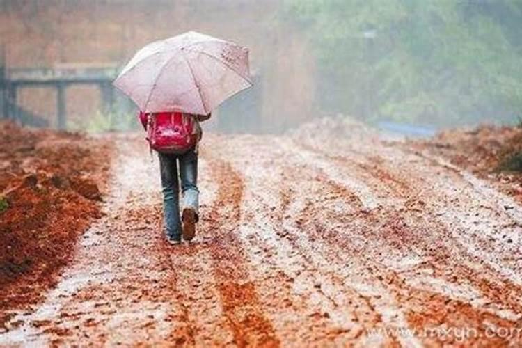 梦见下雨,路不好走