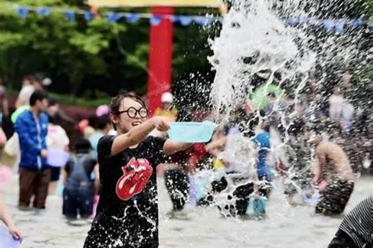 梦见女人往自己身上扑是什么意思