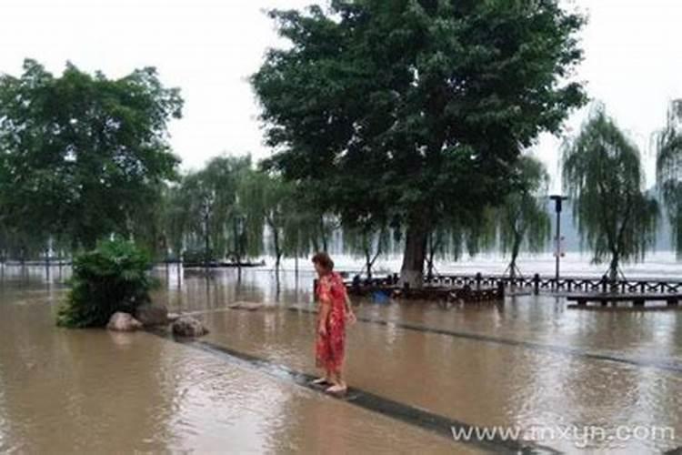 梦见河水淹没了路,自己在水里走什么意思