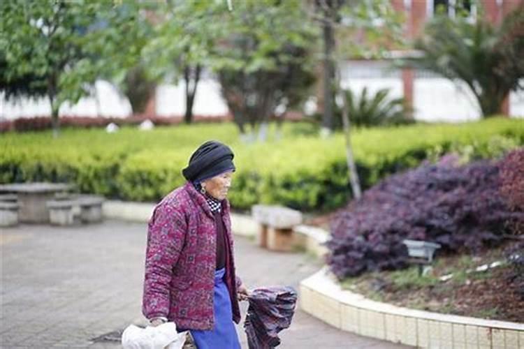 梦见死去外婆还活着在我家里吃饭