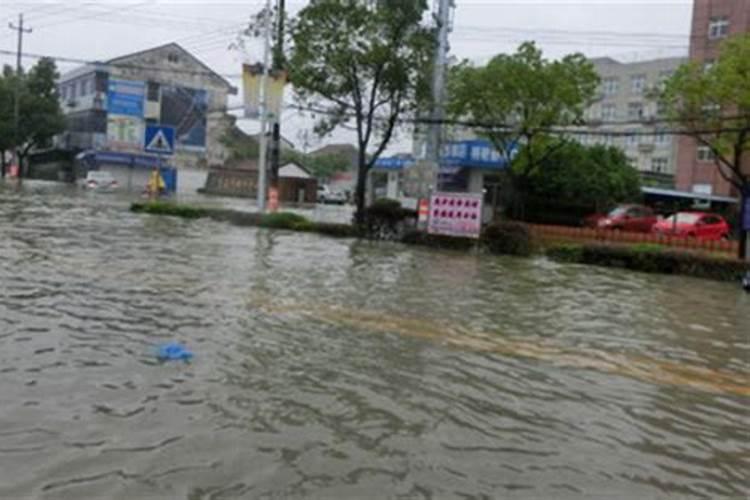 梦见沟里涨大水