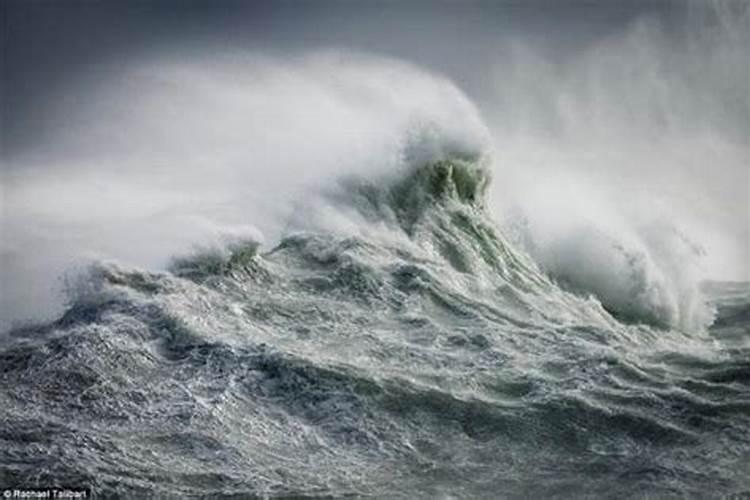 梦到大海狂风巨浪