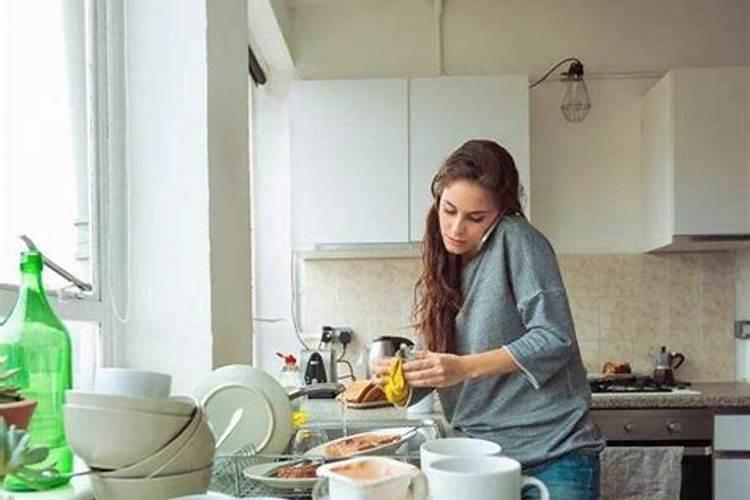 梦见女人来家里做饭