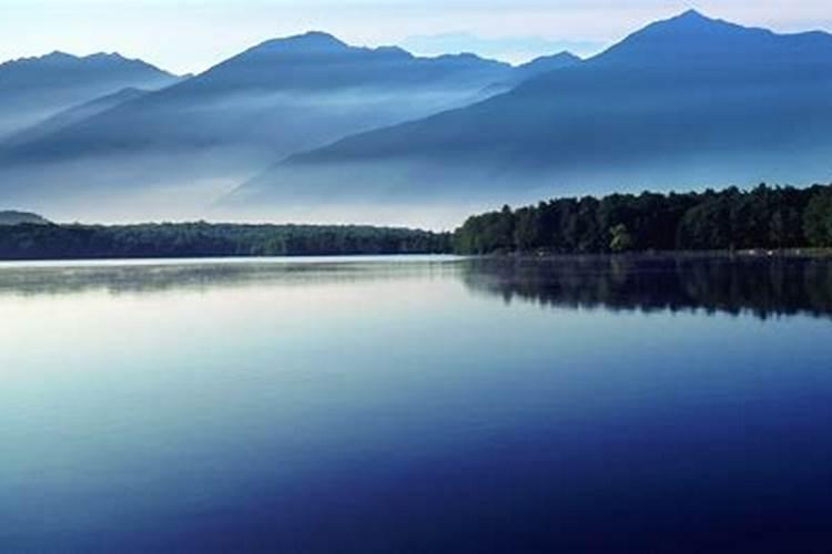 梦到平静的湖面美景