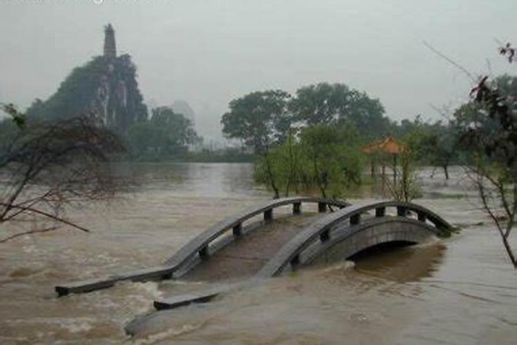 梦见湖水涨了淹了路面的水