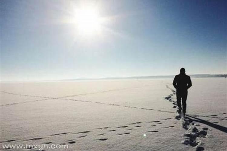 梦见光脚走在冰雪路上