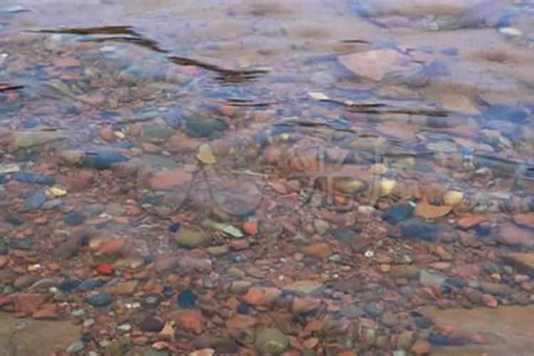 梦见自己家里有大水坑,水管一直在给大水坑流水